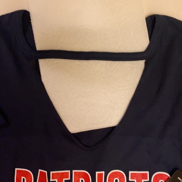 NFL New England Patriots women’s shirt with glitter and choker neckline SZ S NWT - Picture 8 of 11